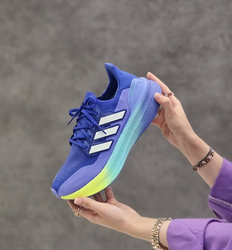 کفش آدیداس مدل Ultraboost 5 | کتونی اسپرت و راحتی مناسب پیادهروی و استفاده روزمره