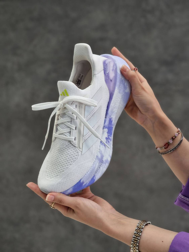 کفش آدیداس مدل Ultraboost 5 سفید با کفی بنفش رنگینکمانی | کتونی اسپرت، راحتی و پیادهروی