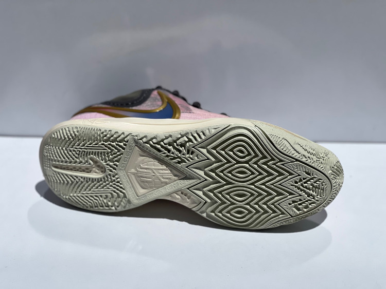 کتونی Nike Kyrie Low 5 اورجینال | کفش بسکتبال ایر زوم با طراحی خاص و رنگبندی جذاب