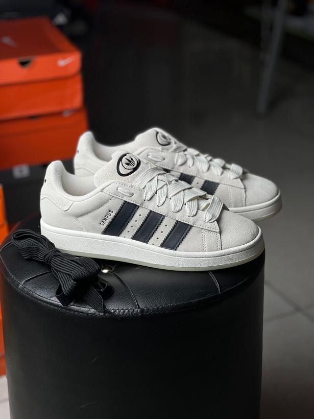 نمای کنار کتونی Adidas Campus اصل با سه خط سفید