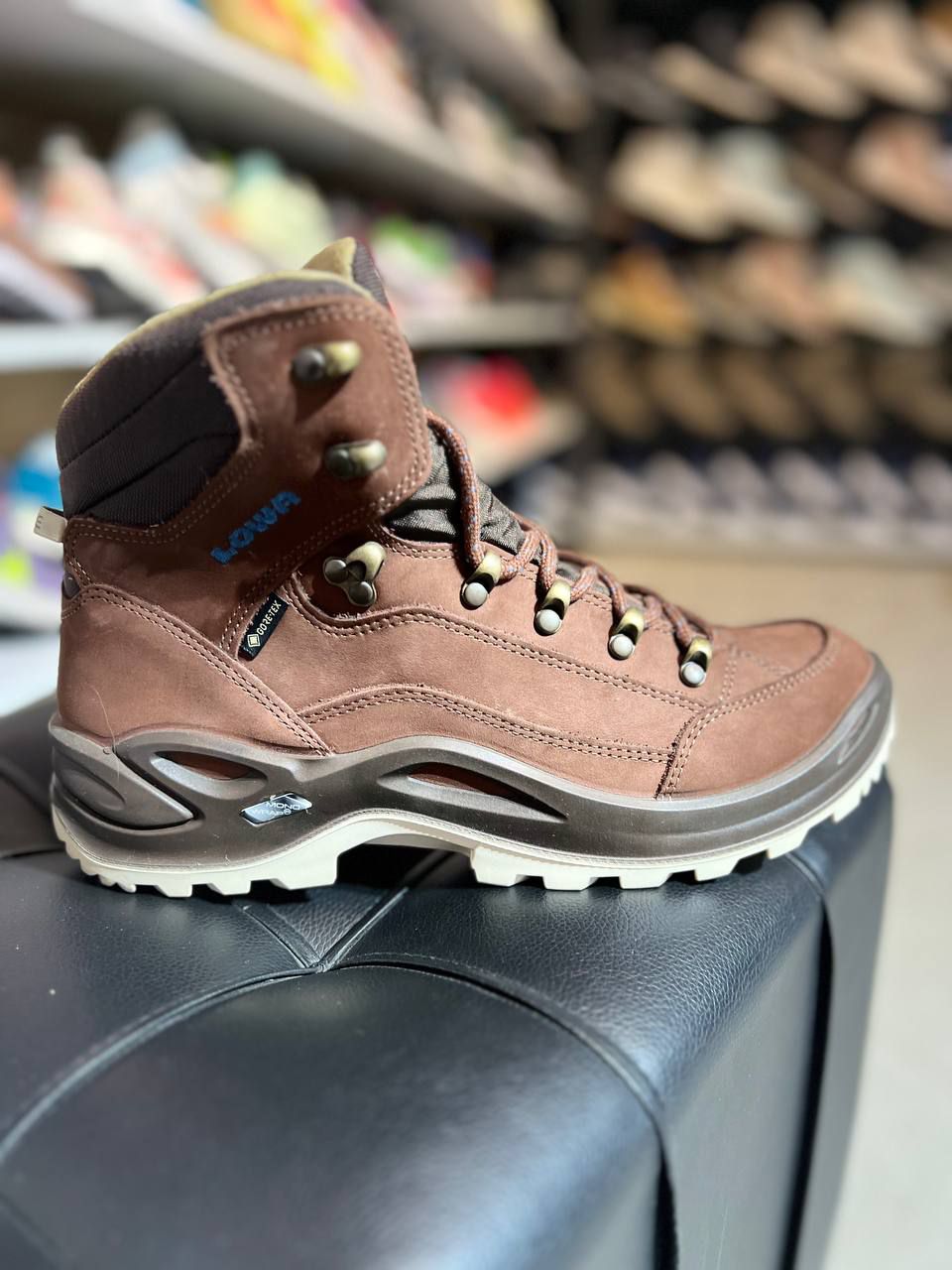 Lowa Renegade GTX Mid | رنگ قهوه‌ای تیره با زیره کرم | بوت اورجینال ضدآب GORE-TEX