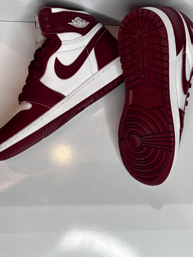 کتونی نایک Air Jordan 1 Retro High، با طراحی کلاسیک و ترکیب رنگ جذاب بورگاندی و سفید.