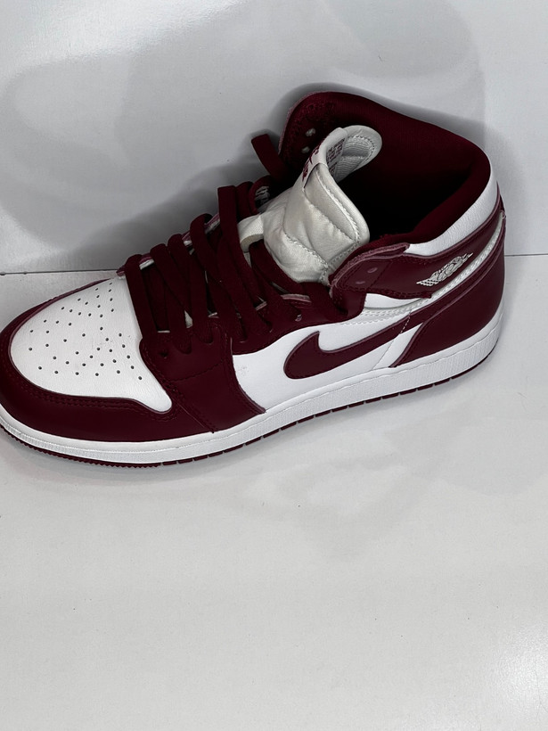 کتونی نایک Air Jordan 1 Retro High، با طراحی کلاسیک و ترکیب رنگ جذاب بورگاندی و سفید.