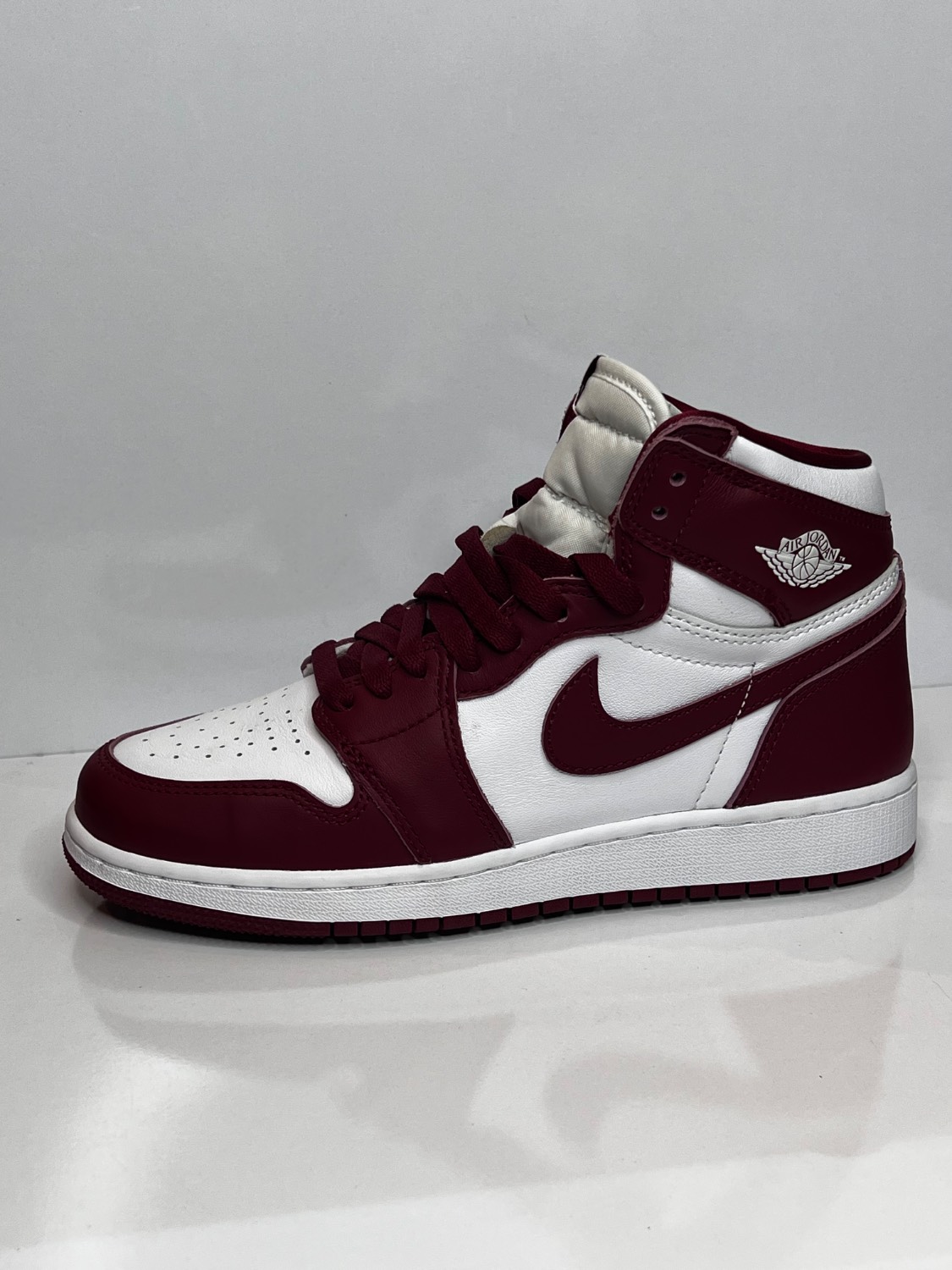 کتونی نایک Air Jordan 1 Retro High، با طراحی کلاسیک و ترکیب رنگ جذاب بورگاندی و سفید.