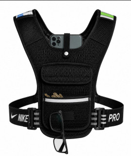تصویر ۲ (نمای جزئیات): بندهای قابل تنظیم و محفظه گوشی جلیقه سینهای Nike Pro، محصول با کیفیت ورزشی